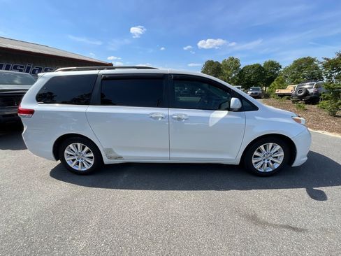 Used 2011 Toyota Sienna Limited image 3
