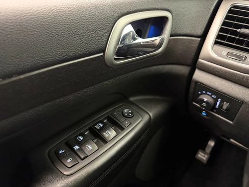 Used 2017 Jeep Grand Cherokee Altitude AWD/4WD image 12