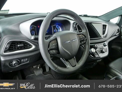 Used 2022 Chrysler Pacifica Touring-L w/ S Appearance Package FWD image 4