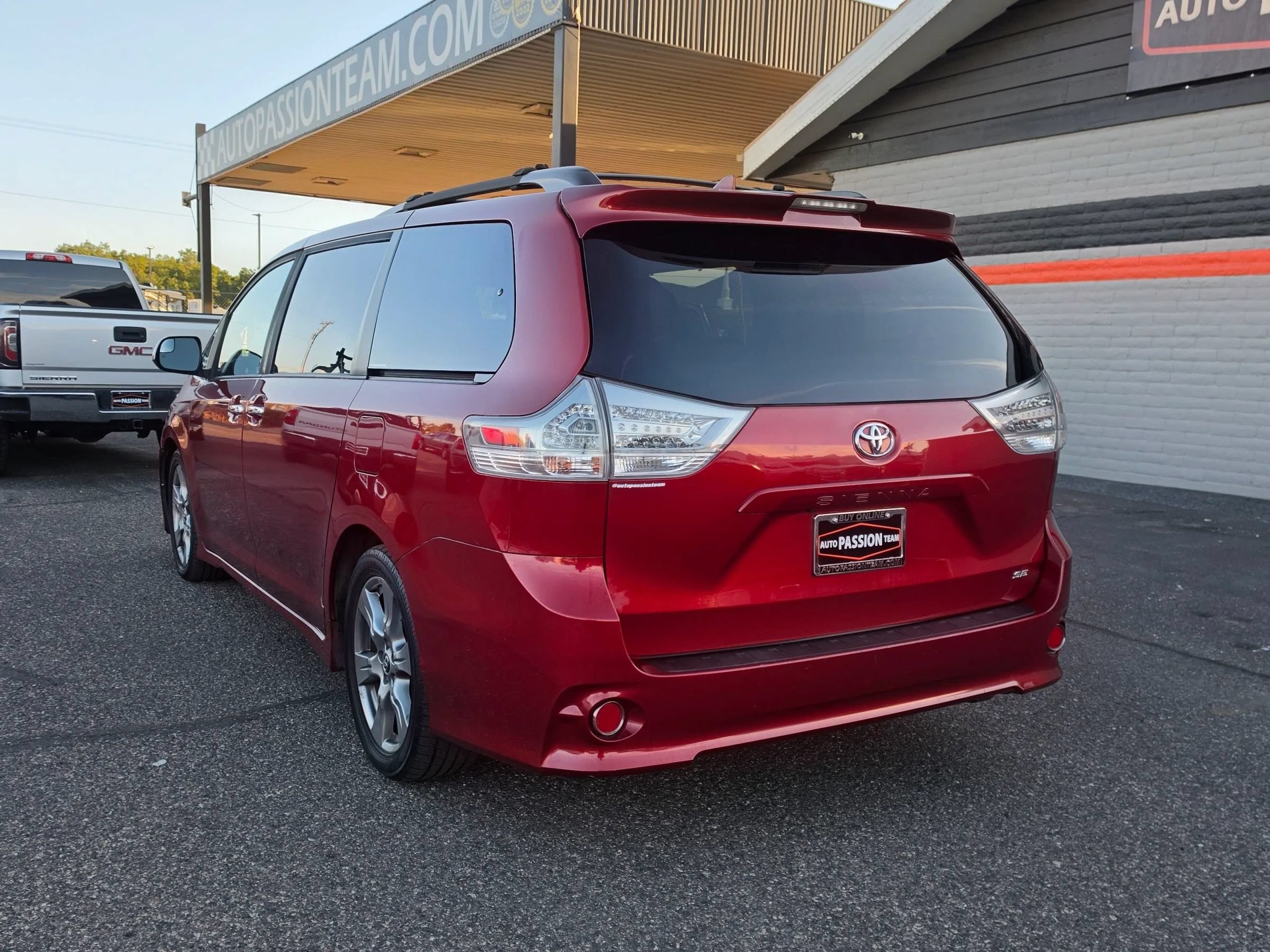 Used 2018 Toyota Sienna SE FWD image 3