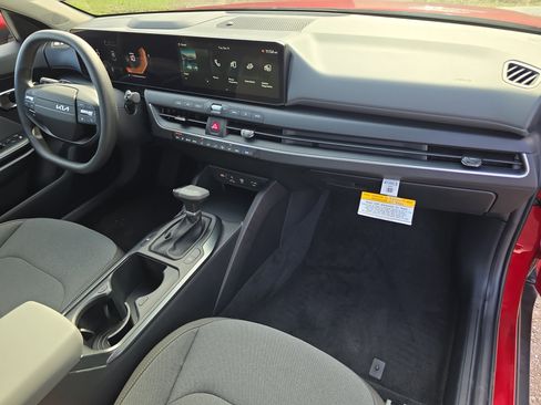 New 2025 Kia K4 LXS image 13