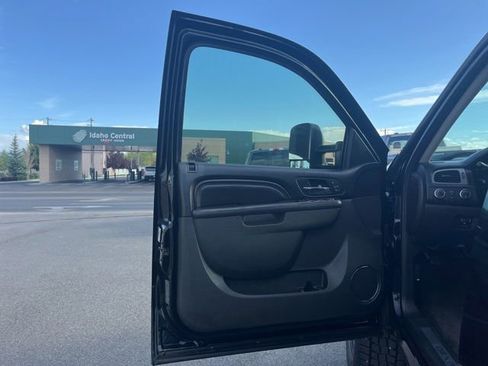Used 2011 GMC Sierra 2500 Denali w/ Suspension Package, Off-Road AWD/4WD image 36