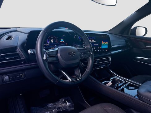 Used 2024 Chevrolet Traverse Z71 image 9