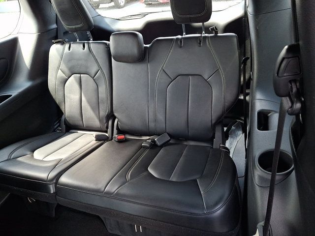 Used 2025 Chrysler Pacifica Select FWD image 11
