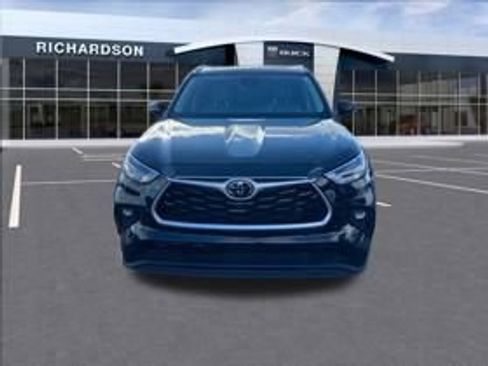 Used 2022 Toyota Highlander XLE image 2