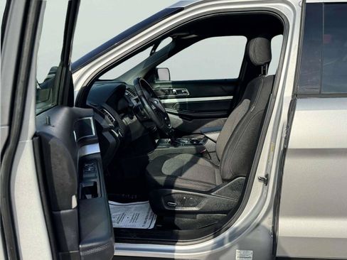 Used 2017 Ford Explorer XLT FWD image 9