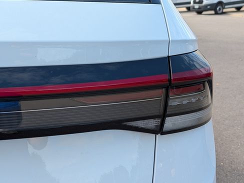Used 2025 Volkswagen Taos SE w/ Panoramic Sunroof Package AWD/4WD image 17