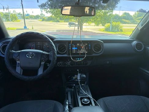 Used 2017 Toyota Tacoma SR5 AWD/4WD image 5