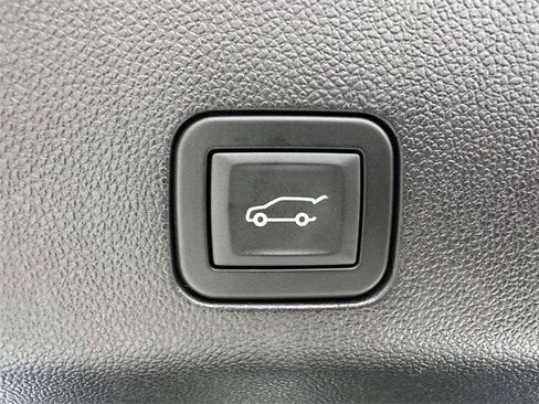 Used 2025 Chevrolet Suburban High Country image 13