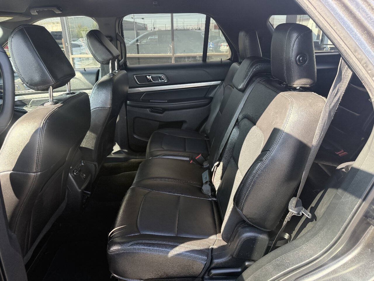 Used 2018 Ford Explorer XLT w/ Equipment Group 202A FWD image 11