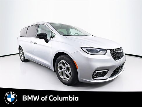 Used 2024 Chrysler Pacifica Limited image 1