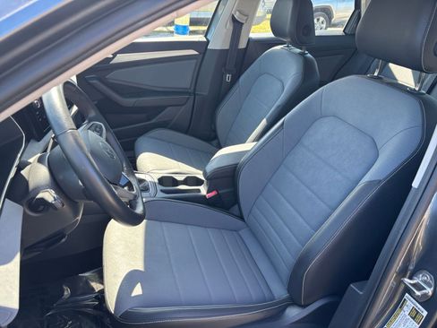 Used 2025 Volkswagen Jetta SE image 35