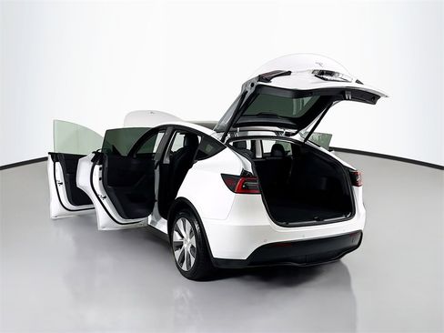 Used 2021 Tesla Model Y Long Range image 37