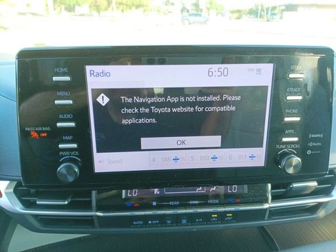 Used 2024 Toyota Sienna LE FWD image 27