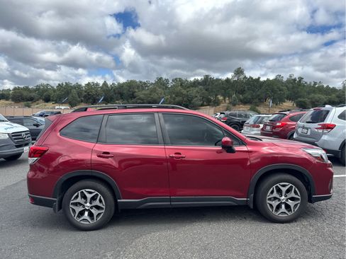 Used 2019 Subaru Forester Premium AWD/4WD image 4