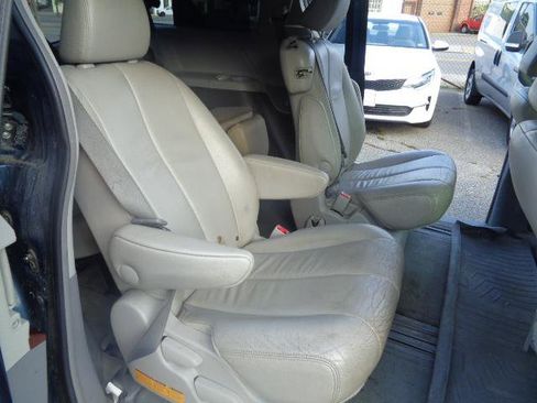 Used 2012 Toyota Sienna XLE image 23