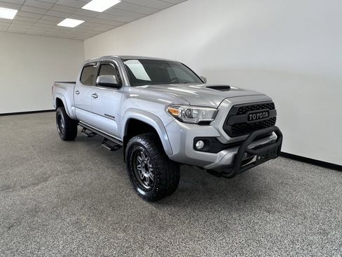 Used 2017 Toyota Tacoma TRD Sport image 17