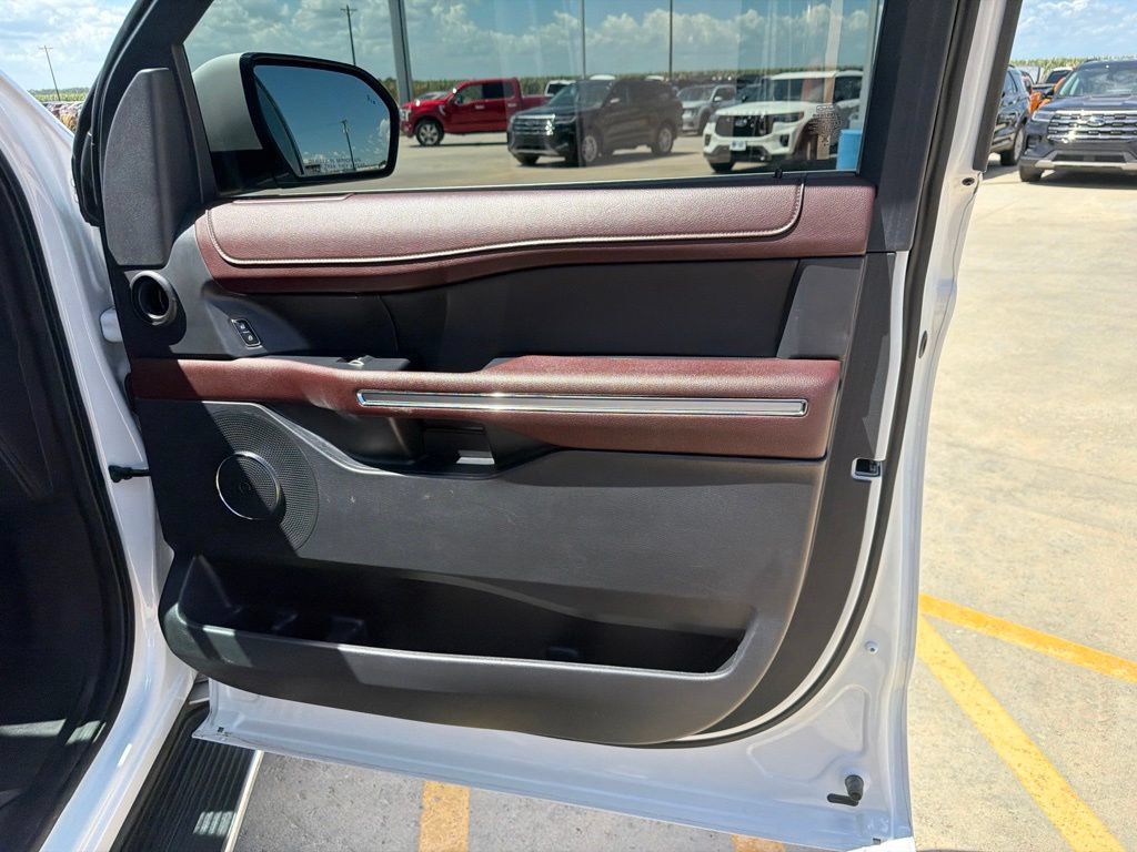 Used 2023 Ford Expedition Limited AWD/4WD image 27