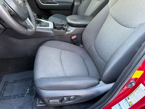 Used 2021 Toyota RAV4 XLE w/ Convenience Package image 4