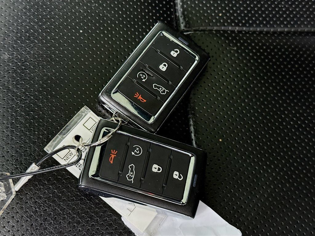Used 2023 Jeep Grand Cherokee Overland w/ Adv Protech Group III AWD/4WD image 36