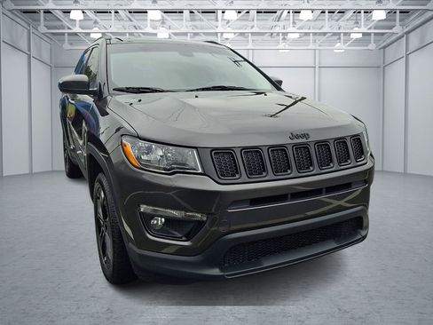 Used 2021 Jeep Compass Latitude image 3