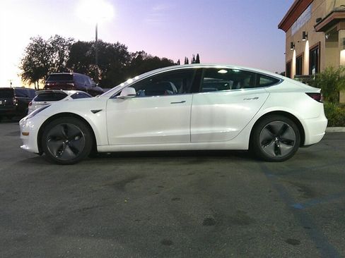 Used 2019 Tesla Model 3 Standard Range image 3