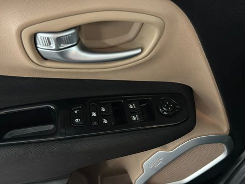 Used 2018 Jeep Renegade Latitude w/ Popular Equipment Group FWD image 16