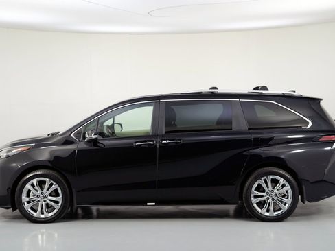 Used 2024 Toyota Sienna Platinum image 9