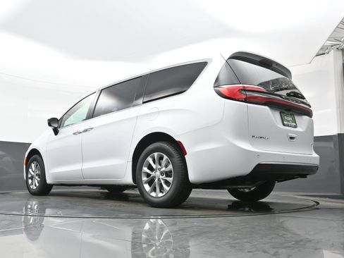 New 2027 Chrysler Pacifica Select AWD/4WD image 17