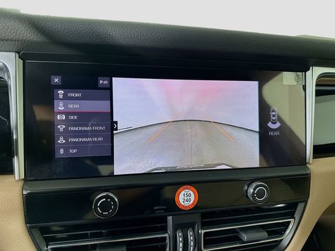 Certified 2023 Porsche Macan AWD/4WD image 17