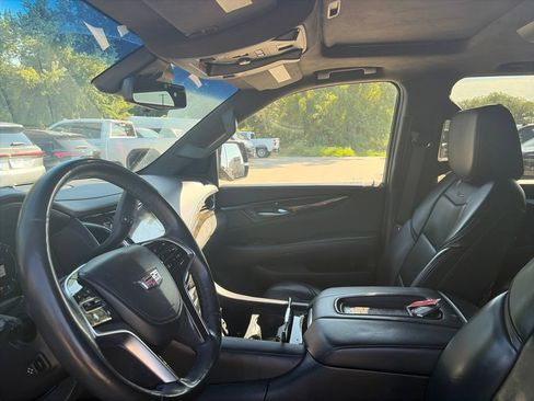 Used 2017 Cadillac Escalade ESV Platinum AWD/4WD image 16