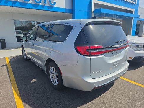 Used 2023 Chrysler Pacifica Touring-L FWD image 5