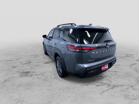 Used 2025 Nissan Pathfinder SV image 8
