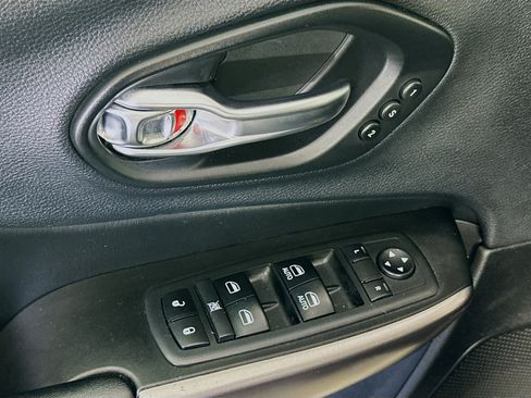 Used 2019 Jeep Cherokee Limited AWD/4WD image 15