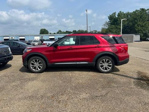 Used 2021 Ford Explorer XLT w/ Equipment Group 202A AWD/4WD image 6