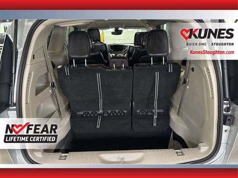 Used 2024 Chrysler Pacifica Touring-L image 15