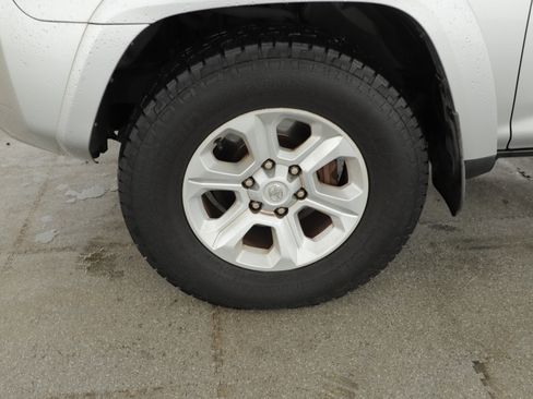 Used 2016 Toyota 4Runner SR5 RWD image 5