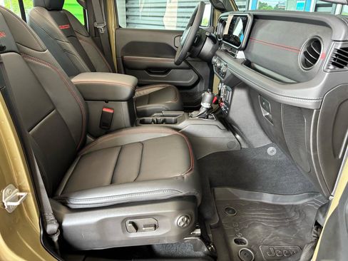 Used 2025 Jeep Wrangler Unlimited Rubicon AWD/4WD image 24