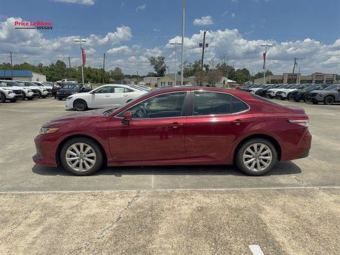 Used 2019 Toyota Camry LE w/ Convenience Package FWD image 4