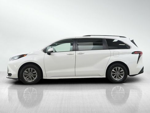 Used 2022 Toyota Sienna LE image 2