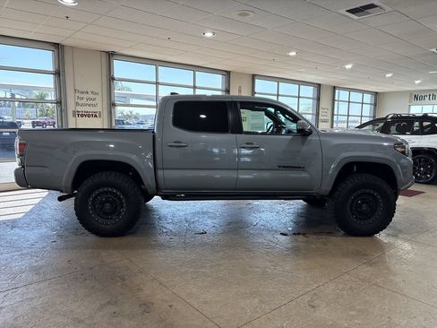 Used 2020 Toyota Tacoma TRD Sport w/ TRD Premium Sport Package AWD/4WD image 3