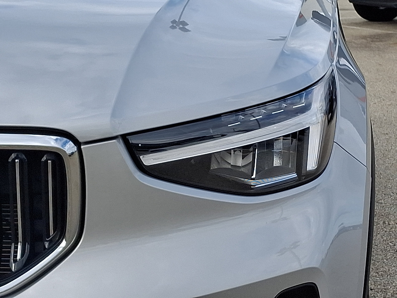 Used 2025 Volvo XC40 B5 Core AWD/4WD image 9
