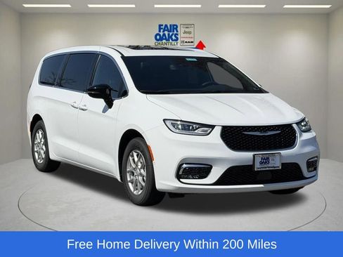 New 2026 Chrysler Pacifica Select image 1