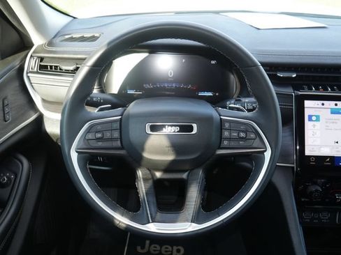 Used 2023 Jeep Grand Cherokee Limited w/ Black Appearance Package AWD/4WD image 17