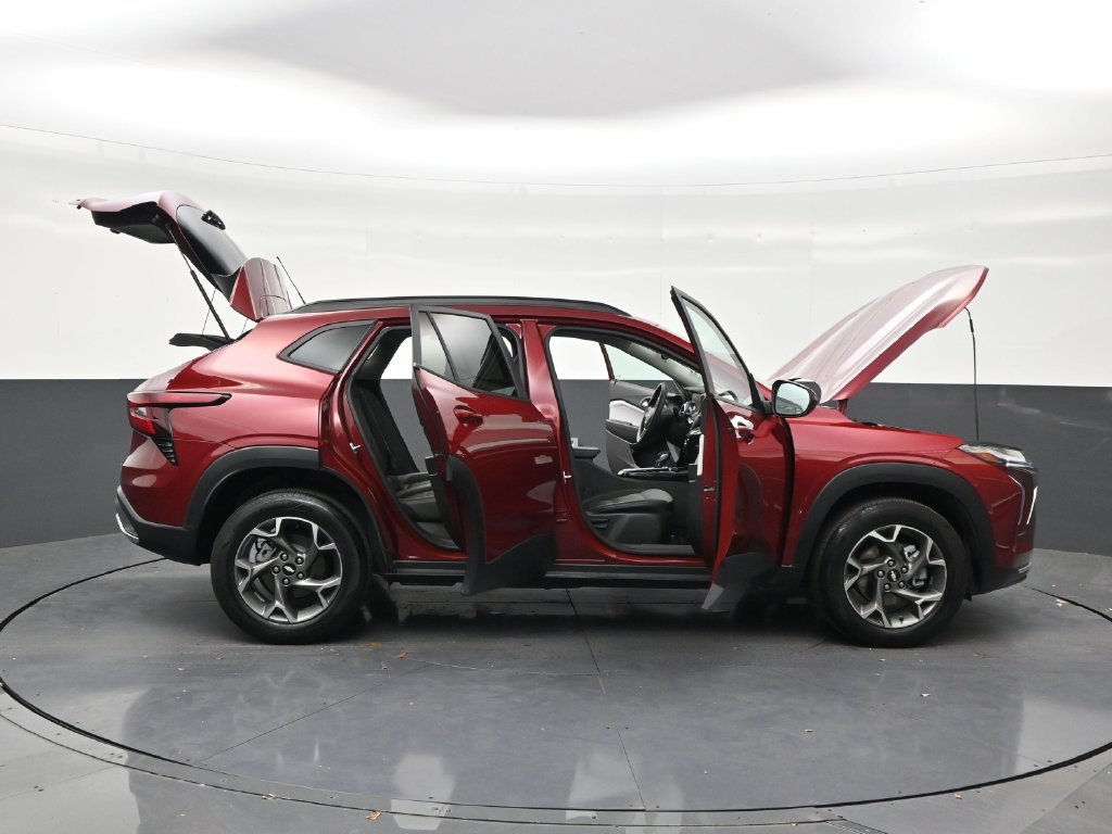 Used 2025 Chevrolet Trax LT FWD image 29