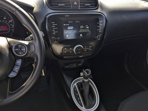 Used 2018 Kia Soul + image 10