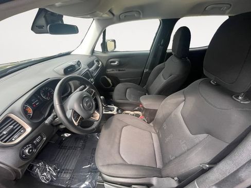 Used 2017 Jeep Renegade Latitude w/ Cold Weather Group FWD image 9