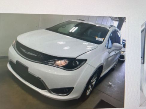 Used 2018 Chrysler Pacifica Touring-L Plus w/ Tire & Wheel Group FWD image 1