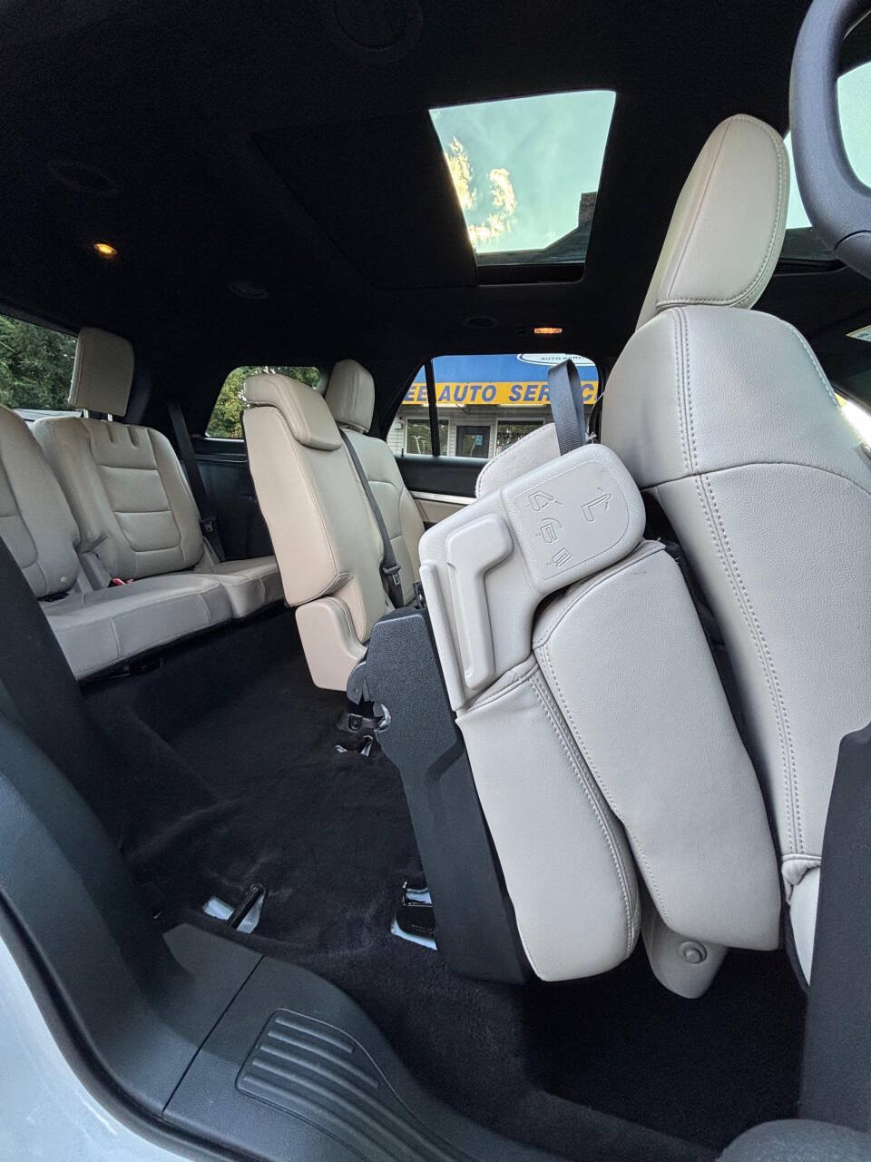 Used 2018 Ford Explorer XLT w/ Equipment Group 202A AWD/4WD image 21