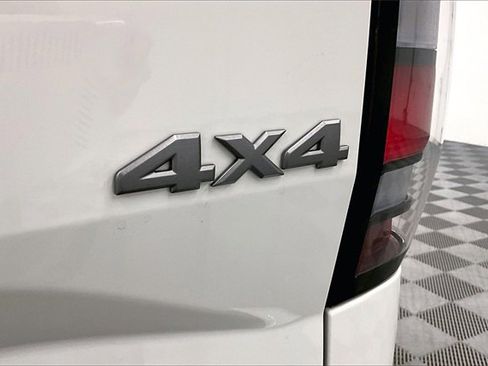 New 2025 Nissan Frontier SV image 19